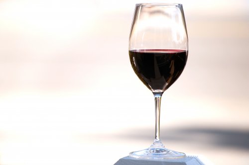 Бокал красного вина защищает наши гены