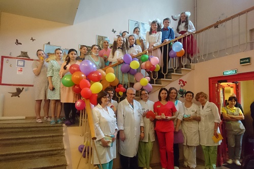 Театр поздравил детей ГКБ № 13 в Москве