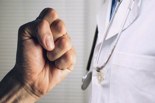 8 из 10 докторов поддерживают введение уголовной ответственности за нападение на медработников