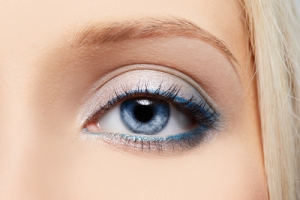 Цвет глаз расскажет о болезни кожи?