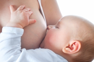 Французские медики рекомендуют кормить младенцев грудью, когда они захотят