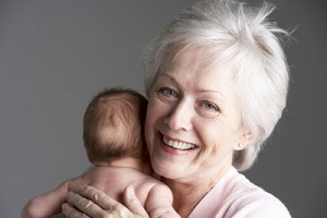Женщины, рожающие поздно, дольше не стареют и больше живут