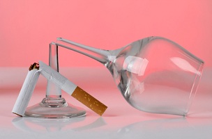 Правительство обещает существенно снизить количество курящих и пьющих за 8 лет