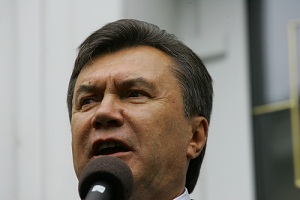 Янукович запретил курить на территории Украины